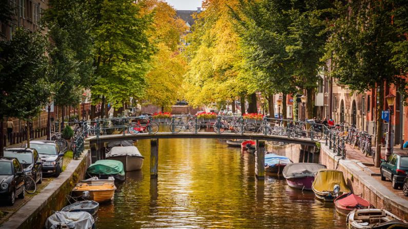 5. Países Bajos. Manteniendo su puesto No. 5 desde 2021, los Países Bajos son conocidos por sus canales, como este pintoresco canal de Ámsterdam. Sergey Borisov/Adobe Stock