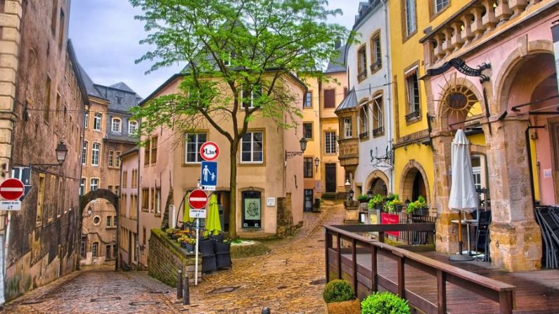 6. Luxemburgo. Una estrecha calle medieval se muestra en la ciudad de Luxemburgo. Luxemburgo ascendió al sexto lugar desde su puesto No. 8 en 2021. Dmitry Orlov/Adobe Stock