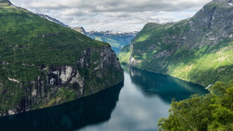 8. Noruega. Ahora en el número , Noruega ocupó el sexto lugar en la clasificación del año pasado. Aquí se muestran los pintorescos acantilados de Geirangerfjord. AlehAlisevich/Adobe Stock