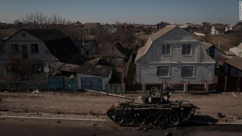 Un tanque ruso T-72 destruido después de las batallas entre las fuerzas ucranianas y rusas en una carretera principal cerca de Brovary, al norte de Kyiv el jueves 10 de marzo de 2022. Mira en esta galería algunas de las armas usadas en la guerra de Rusia en Ucrania.