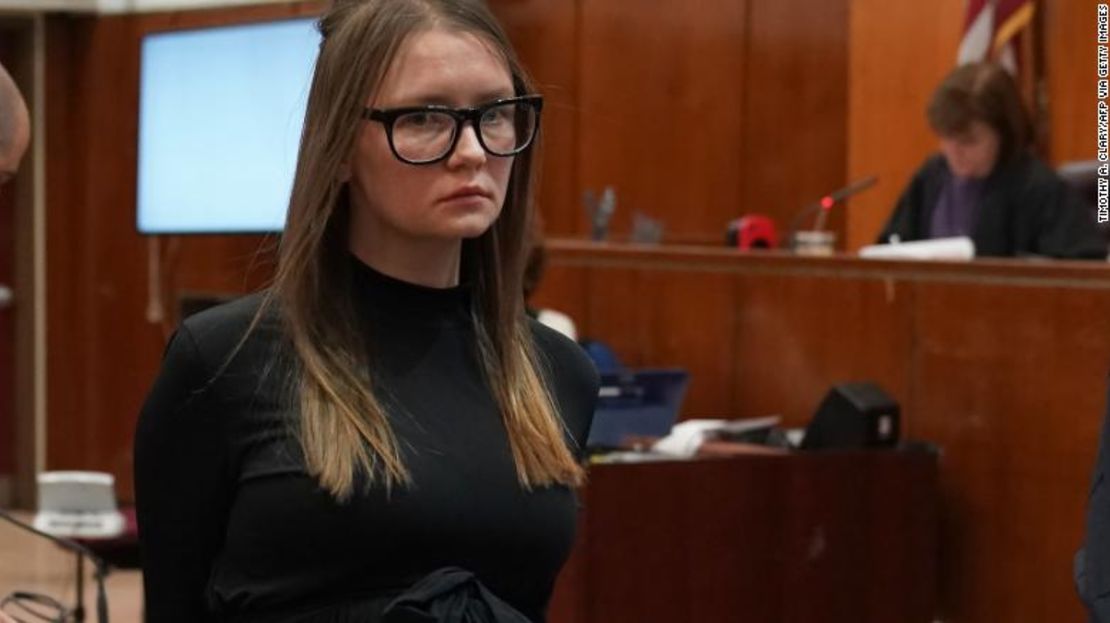 Anna Sorokin, vista aquí después de ser sentenciada en la Corte Suprema de Manhattan el 9 de mayo de 2019, dio una entrevista al popular podcast "Call Her Daddy".