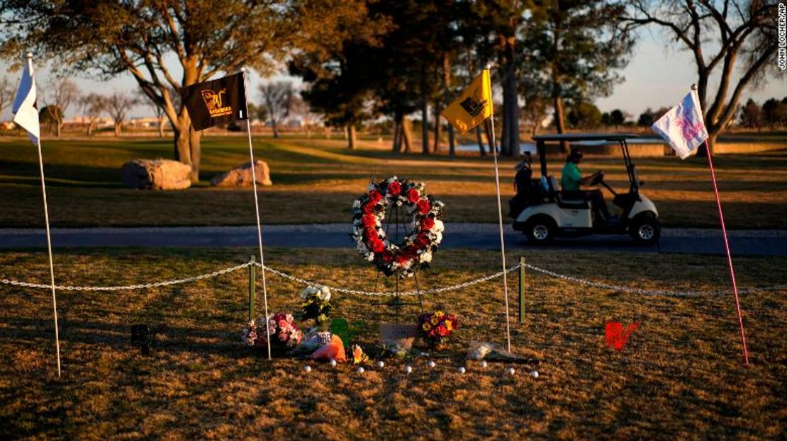 El miércoles se instaló un altar improvisado en el Rockwind Community Links en Hobbs, Nuevo México.