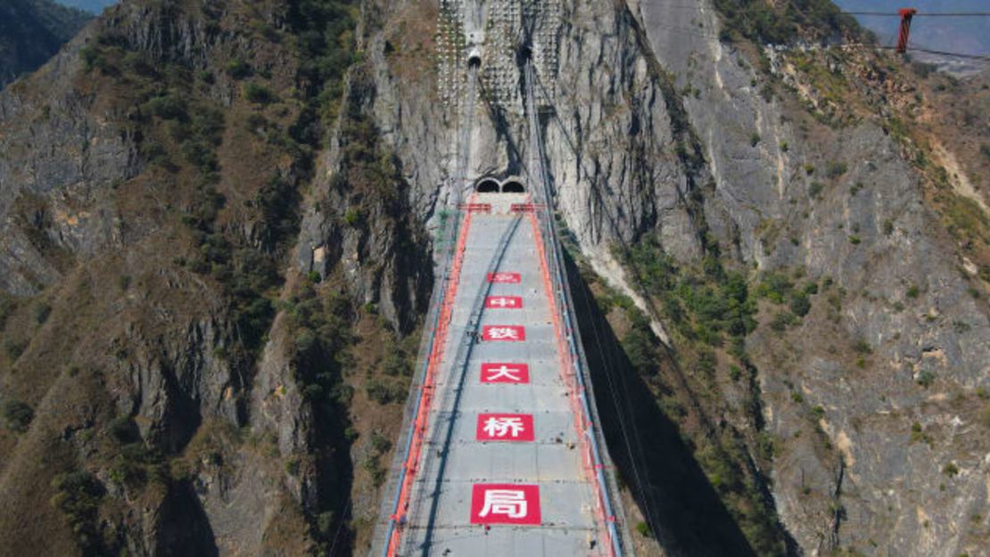 El puente Lvzhijiang es un puente colgante de una sola torre y un solo tramo.Crédito: VCG/Getty Images