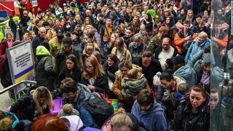 Personas que huyeron de la guerra en Ucrania suben a un tren humanitario en Cracovia, Polonia, con destino a Berlín.