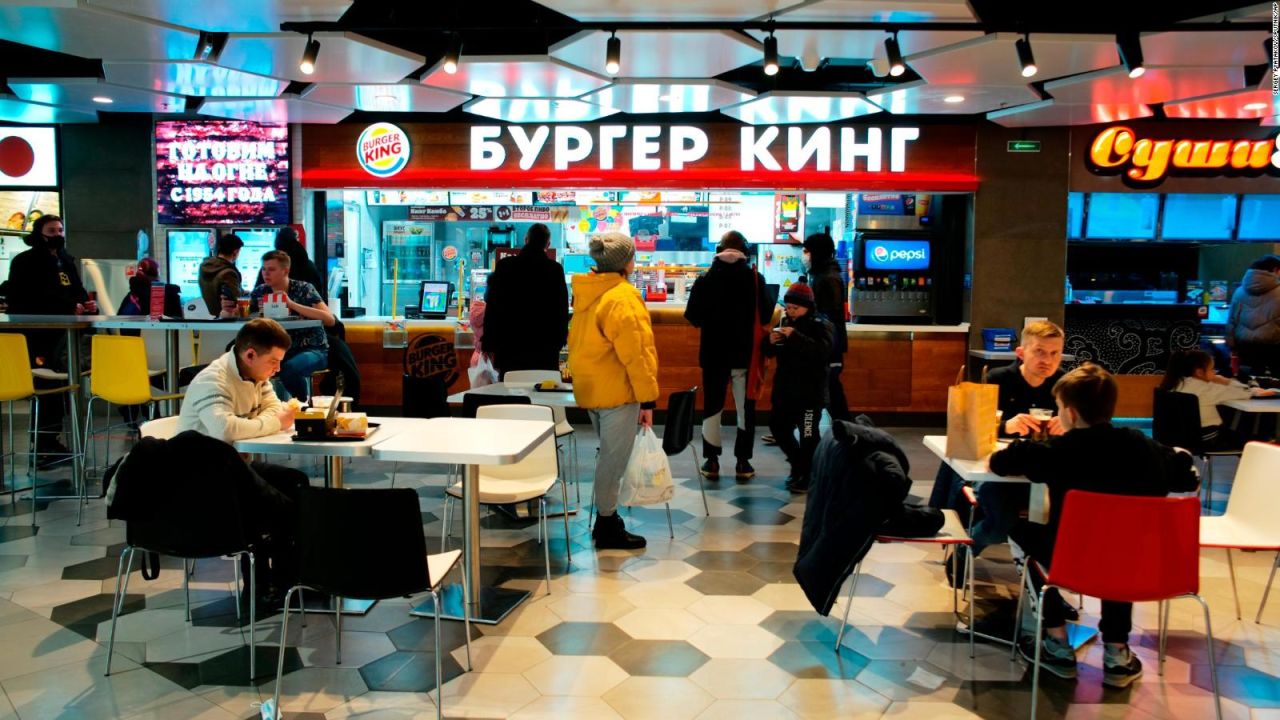 CNNE 1171635 - burger king intenta suspender operaciones en rusia