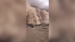 CNNE 1171651 - una tormenta genero en chile creo un "muro de arena"