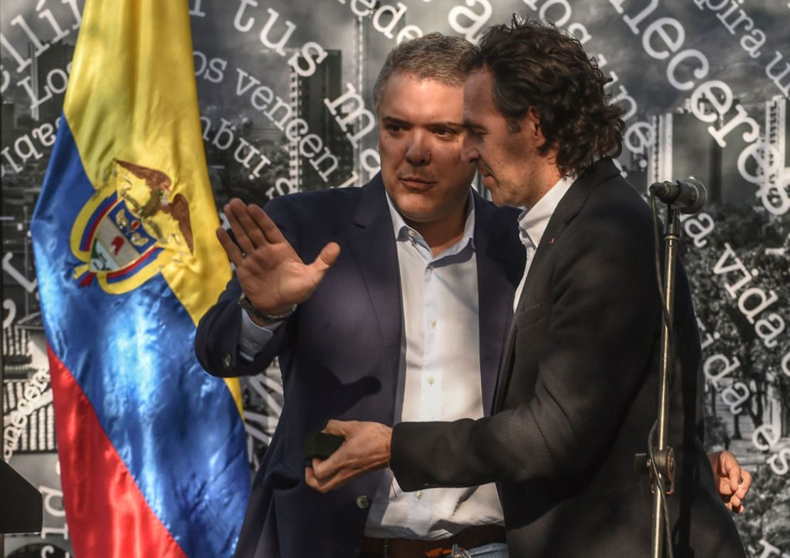 Foto de archivo. El presidente de Colombia, Iván Duque, con el alcalde de Medellín, "Fico" Gutiérrez, en la demolición del edificio Mónaco, donde vivió el narcotraficante Pablo Escobar, el 22 de febrero de 2019.