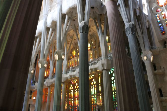 Vista de una de las naves de la Basílica de la Sagrada Familia en Barcelona, España, donde se aprecian las columnas con aspecto de árboles que sostienen la bóveda. Antoni Gaudí, el arquitecto que inspiró la forma final de esta gran obra se inspiró en la naturaleza para su diseño arquitectónico. Fotografía: Miguel Ángel Antoñanzas, 2019