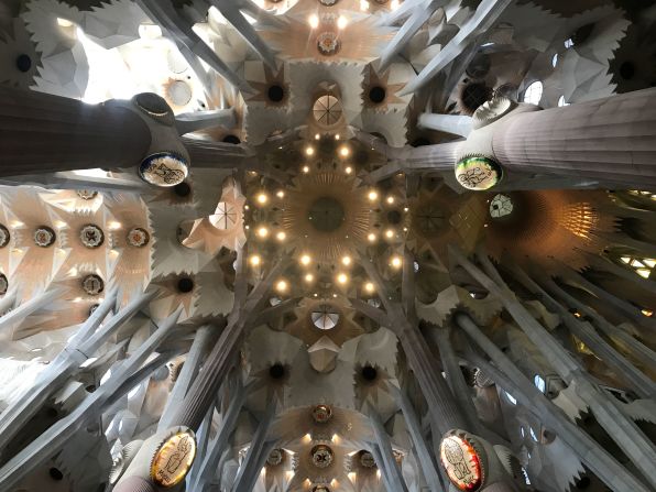 Espectacular vista de las bóvedas de transmuto y cimientos de la fachada de la Gloria completadas en el 2000. La Sagrada Familia en Barcelona, España, fue dedicada al culto, y declarada basílica católica por el papa Benedicto XVI el 7 de noviembre del 2010. Se financia a través de donativos y las entradas de los turistas que acuden a visitarla. Fotografía: Miguel Ángel Antoñanzas, 2019