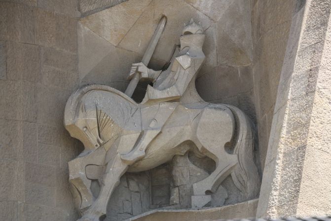 En la Sagrada Familia en Barcelona, España, hay tres portadas monumentales, una de ellas dedicada a la pasión de Cristo, y es obra del escultor Josep María Subirachs. Este es uno de los guerreros que esculpió este artista cuyo estilo fue muy criticado en su momento. Fotografía: Miguel Ángel Antoñanzas, 2019