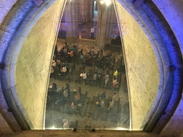 Existe una pequeña iglesia debajo del altar de la basílica de la Sagrada Familia en Barcelona, España. Se puede atisbar desde un mirador acristalado detrás del altar. Fotografía: Miguel Ángel Antoñanzas, 2019