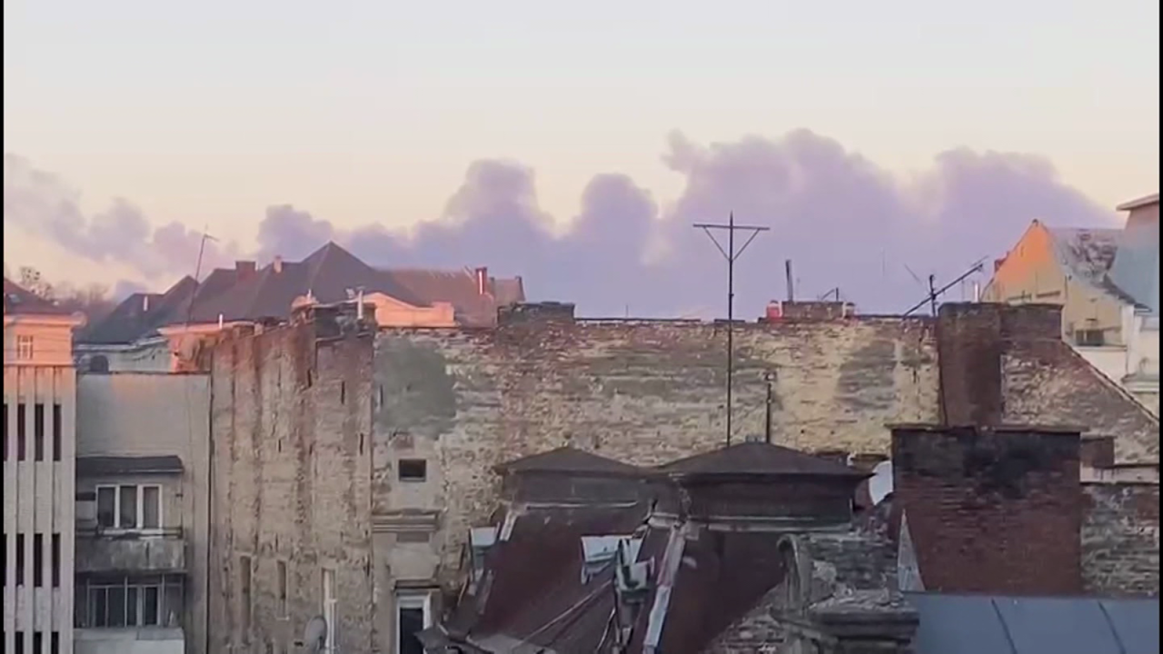 CNNE 1171832 - humo negro sobre lviv en ucrania
