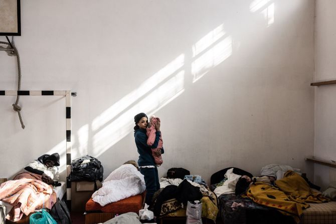 Una ucraniana desplazada acuna a su hijo en un refugio temporal instalado dentro de un gimnasio en Beregsurány, Hungría, el 28 de febrero. Akos Stiller/Bloomberg/Getty Images