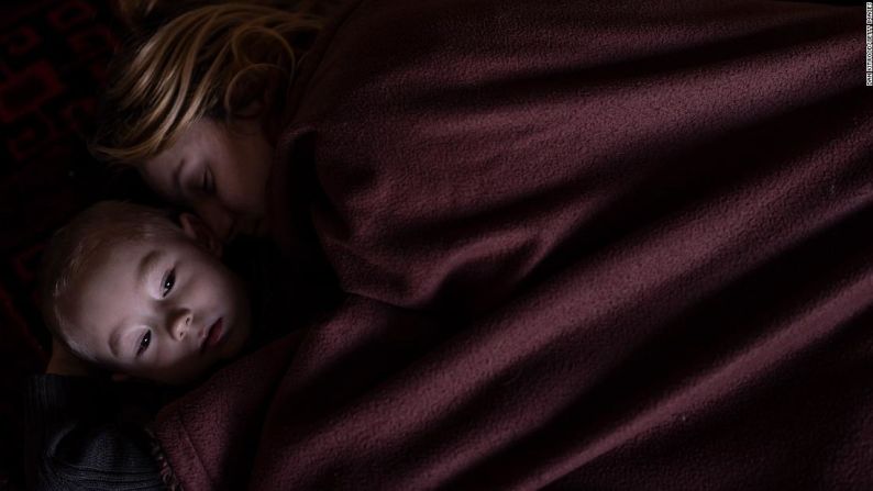 Una madre y su hijo descansan en Lviv, Ucrania, mientras esperan abordar un tren a Polonia el 12 de marzo. Dan Kitwood/Getty Images