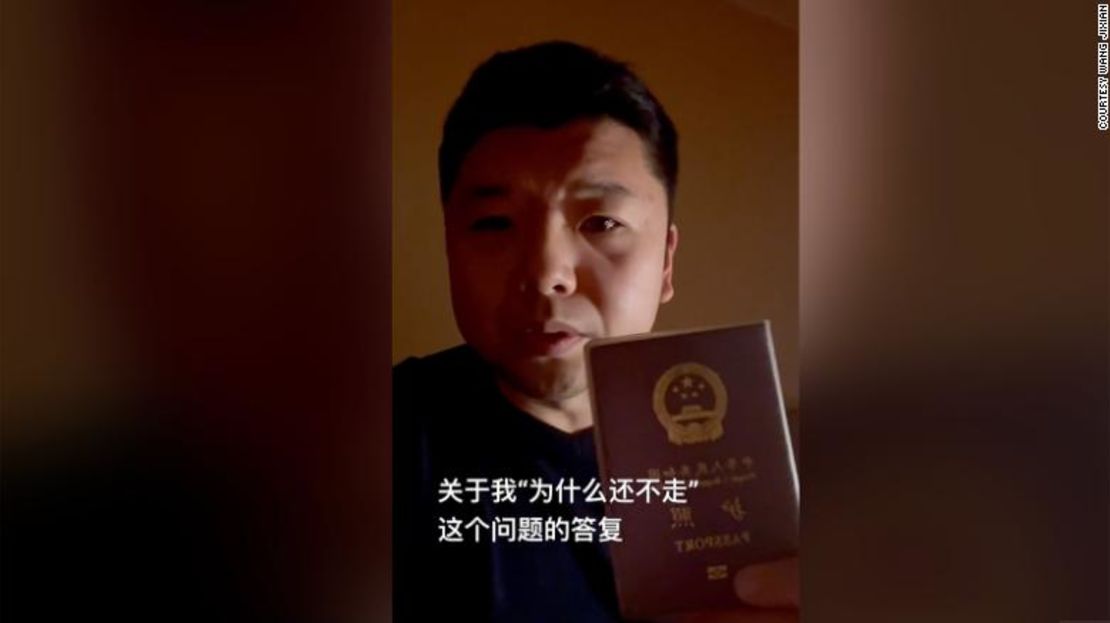 Wang Jixian sosteniendo su pasaporte chino en un video publicado en Douyin, la versión china de TikTok.