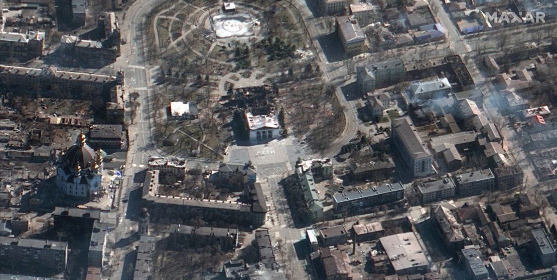 Esta imagen satelital muestra un teatro dañado en Mariupol, Ucrania, que fue bombardeado a principios de semana.