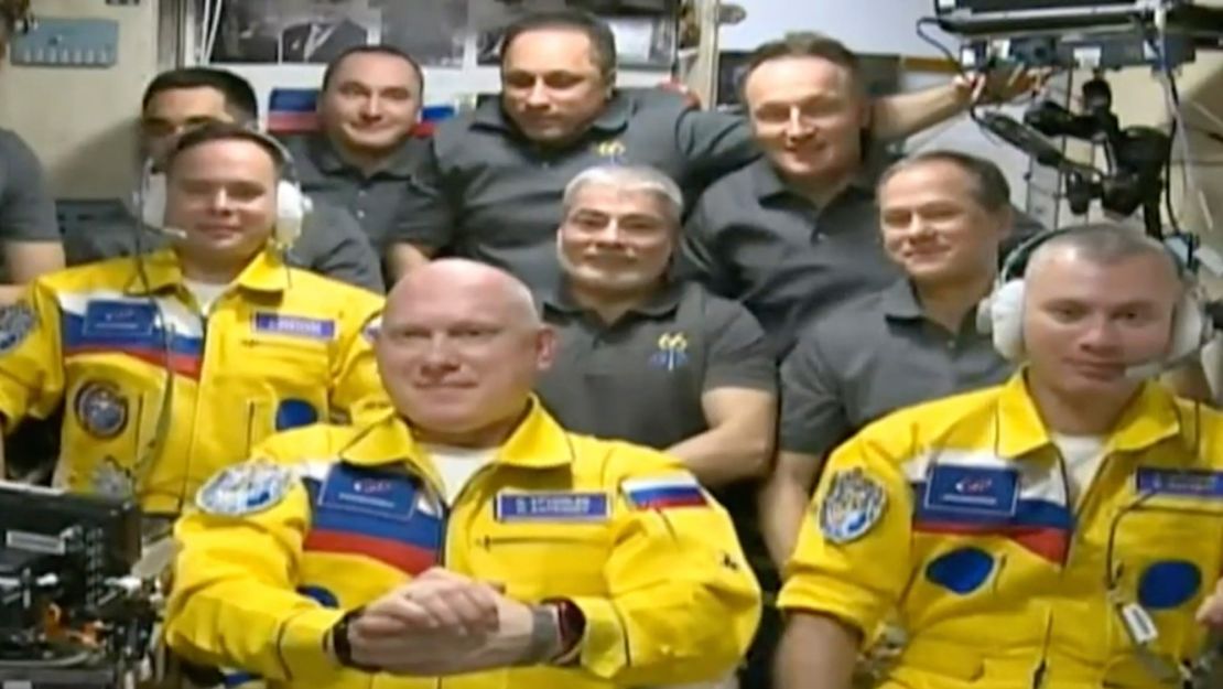 En esta captura de fotograma de un video proporcionado por Roscosmos, los cosmonautas rusos Sergey Korsakov, Oleg Artemyev y Denis Matveev participan en una ceremonia de bienvenida después de llegar a la Estación Espacial Internacional el 18 de marzo.