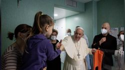 CNNE 1172118 - un grupo de ninos refugiados fue visitado por el papa francisco