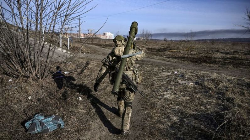 Un militar ucraniano camina hacia la línea del frente en la ciudad de Irpin, en el norte de Ucrania, con un lanzamisiles antiaéreo portátil 9K38 Igla.