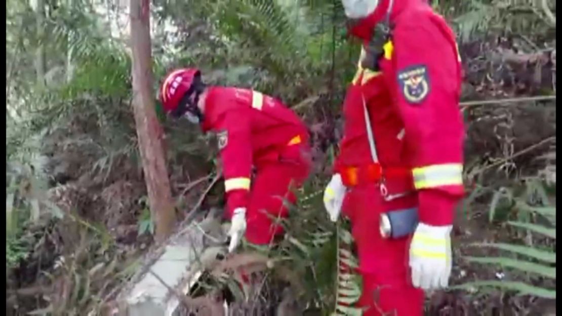 Bomberos en las operaciones de rescate en Guangxi Zhuang.