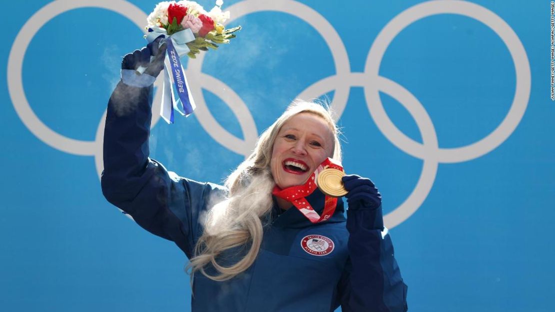 No hay nada como esa sensación de ganar una medalla de oro... Humphries posa durante la ceremonia de entrega de medallas del bobsleigh femenino en la décima jornada de los Juegos Olímpicos de Invierno de Beijing de 2022.