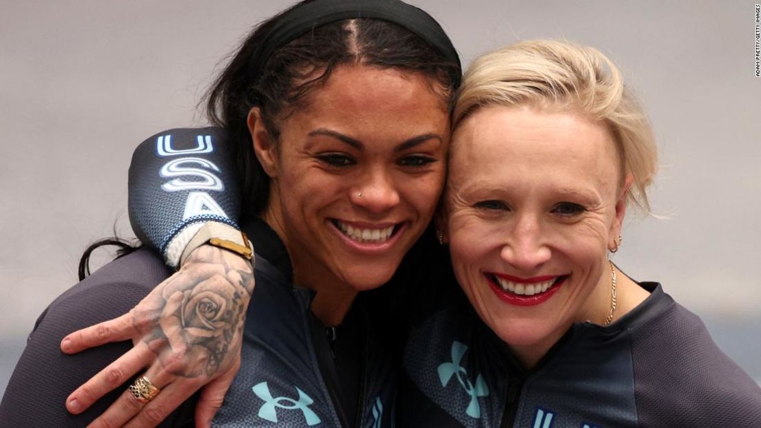 Humphries y Kaysha Love, del equipo de Estados Unidos, celebran durante la cuarta manga de bobsleigh femenino en el día 15 de los Juegos Olímpicos de Invierno de Beijing 2022, el 19 de febrero de 2022.