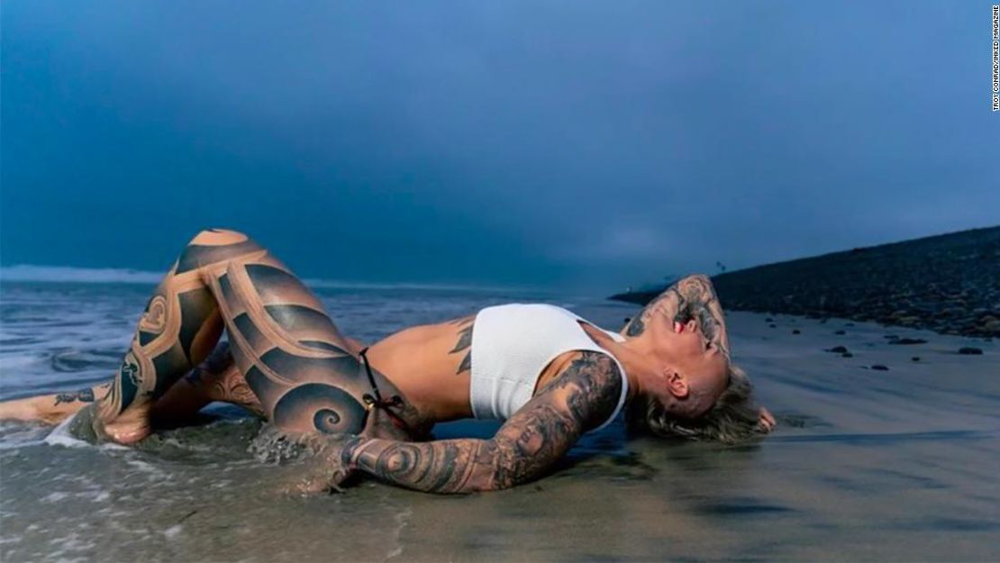 Esta foto de Humphries, tomada por el fotógrafo Troy Conrad, apareció en la revista Inked y en su cuenta de Instagram.