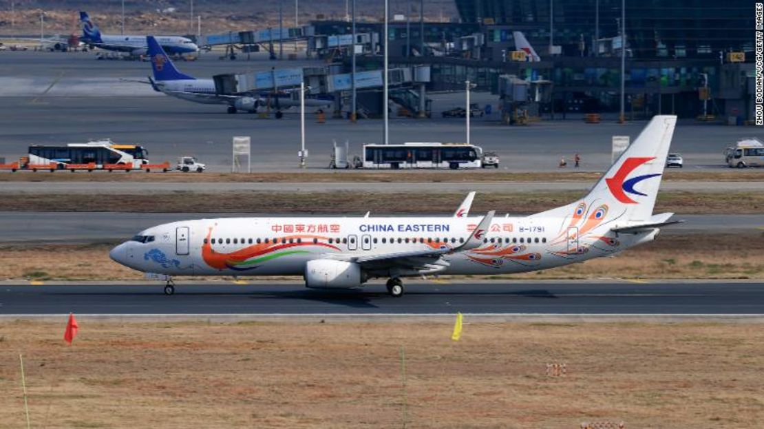 Los servicios de seguimiento FlightAware y Flightradar24 informaron que este avión es el Boeing 737-800 de China Eastern Airlines que se estrelló el lunes con 132 personas a bordo. Esta imagen es una foto de archivo que se tomó en una pista china en febrero de 2022.