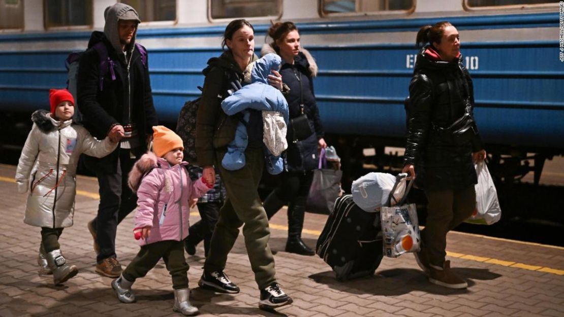 Personas llegan a la estación de tren de Przemysl, en Polonia, desde Ucrania el domingo.