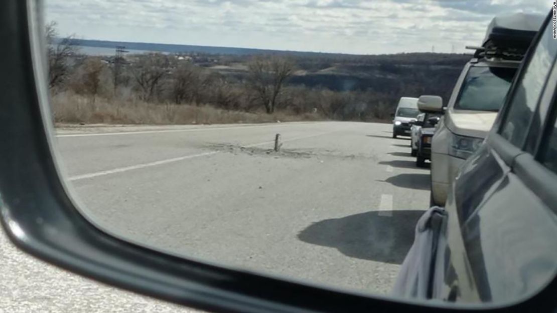 En algunos tramos del viaje de salida de Mariupol, por carreteras dañadas por los bombardeos, Anna Kotelnikova dijo que el convoy avanzaba a 8 kilómetros por hora.