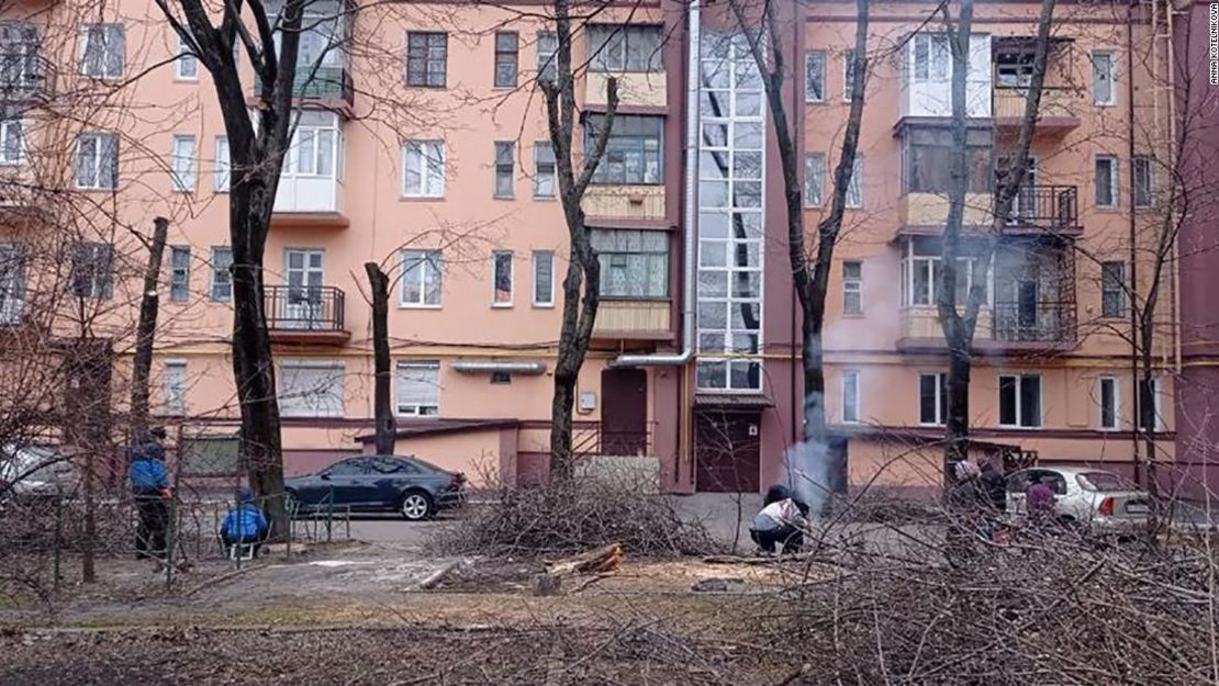 Los habitantes de Mariupol cocinan los alimentos que pudieron encontrar fuera de sus casas.