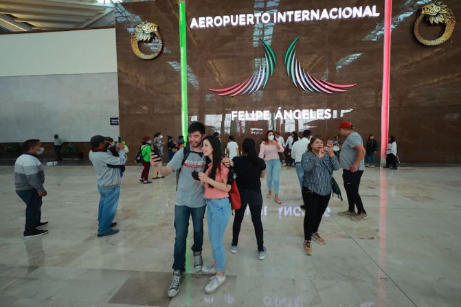 El Aeropuerto Internacional Felipe Ángeles está ubicado a unos 45 kilómetros al norte de la capital mexicana, en el contiguo Estado de México. En la imagen, una pareja se toma fotos en la entrada de la terminal aérea durante la inauguración.