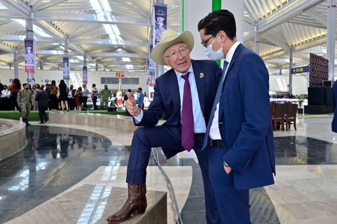 El Embajador de Estados Unidos en México, Ken Salazar, (izquierda) acudió a la inauguración.