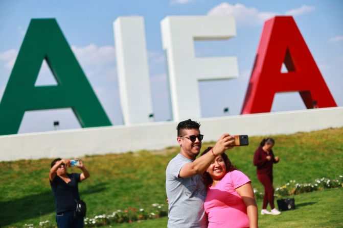 Personas acudieron este lunes a las instalaciones del nuevo aeropuerto para conocerlo.