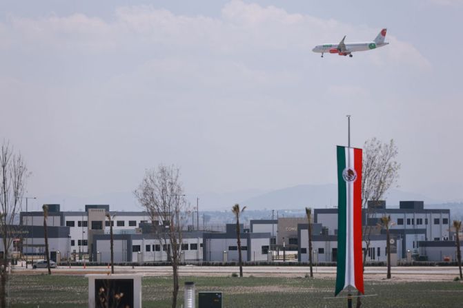 El lunes, las aerolíneas locales Aeroméxico, Volaris y Viva Aerobus empezaron a volar desde la nueva terminal a seis ciudades mexicanas, incluyendo Cancún. En la imagen, el aterrizaje del primer vuelo que llegó al AIFA.