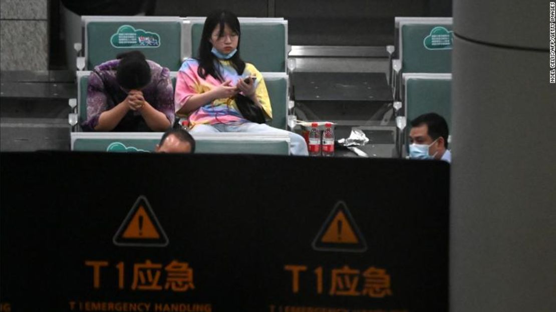 Familiares de los pasajeros del vuelo MU5375 de China Eastern en el área de espera del Aeropuerto Internacional Guangzhou Baiyun el 22 de marzo.