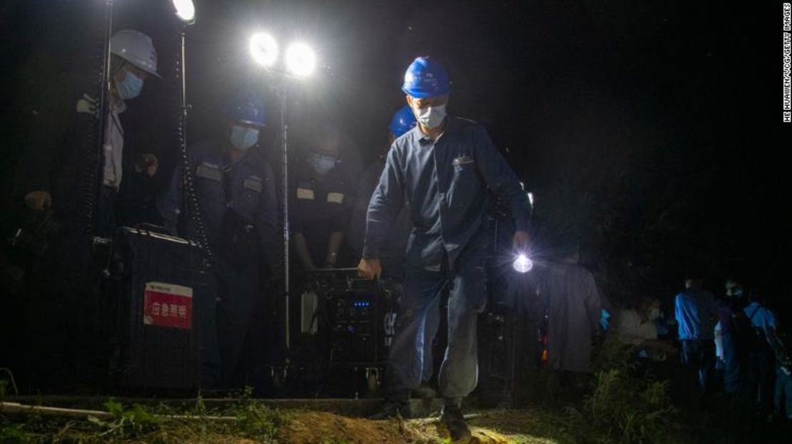 Los rescatistas instalaron equipos de iluminación en el lugar donde se estrelló un avión el 21 de marzo en el condado chino de Tengxian.