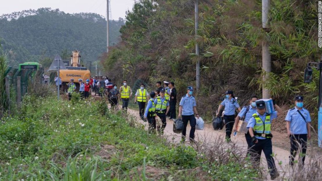 Rescatistas en el lugar del accidente el 21 de marzo.