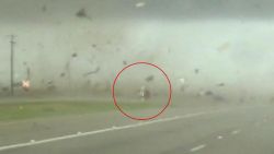 CNNE 1173172 - tornado en texas puso a girar un carro varias veces