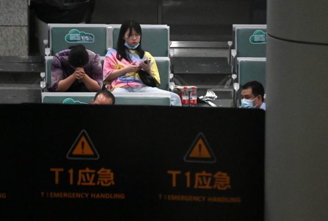 Familiares de los pasajeros del vuelo MU5375 están en el área de espera esperando información tras el accidente del avión de China Eastern Airlines el 22 de marzo de 2022.