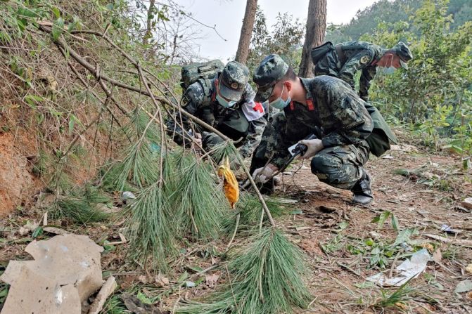 Un día después del accidente, investigadores chinos dijeron que no se pudieron establecer comunicaciones con la tripulación a bordo del vuelo MU5735 de China Eastern Airlines en los momentos finales antes de que se estrellara. 24 horas después del accidente no se habían encontrado las cajas negras del avión. En esta foto aparecen militares en la investigación del accidente en la ciudad de Wuzhou.