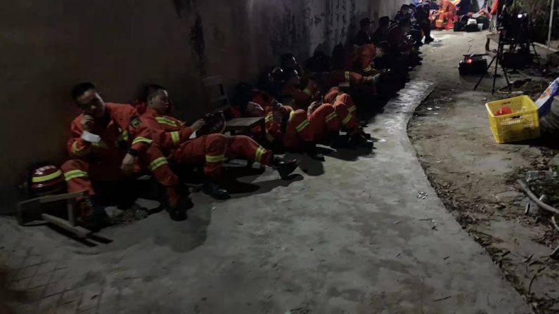 Los esfuerzos de rescate relacionados al accidente pueden enfrentar obstáculos debido al mal tiempo y la accesibilidad limitada al sitio, informaron medios estatales chinos. En esta foto se ven trabajadores de emergencia, que están en la zona del accidente, descansado tras arduas labores de rescate el 21 de marzo de 2022.