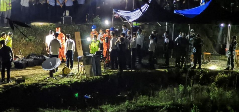 A bordo del avión de China Eastern Airlines iban 123 pasajeros y nueve miembros de la tripulación, según la Administración de Aviación Civil de China (CAAC). En esta foto tomada en la noche del 21 de marzo, muestra equipos de rescate en la zona del accidente.