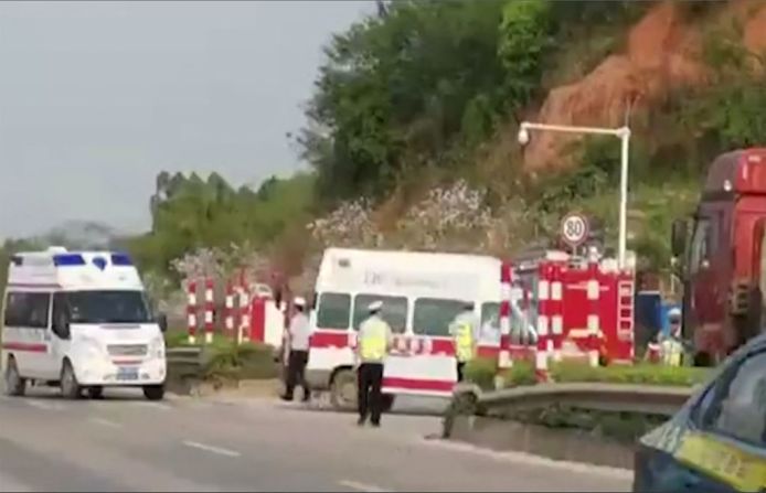 El Boeing 737 viajaba de la ciudad suroccidental de Kunming hacia Guangzhou cuando perdió contacto sobre la ciudad de Wuzhou. En esta foto se muestran ambulancias llegando al lugar del accidente en la provincia de Guangxi.