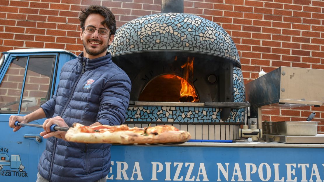 CNNE 1173234 - atl pizza truck huston credit-3