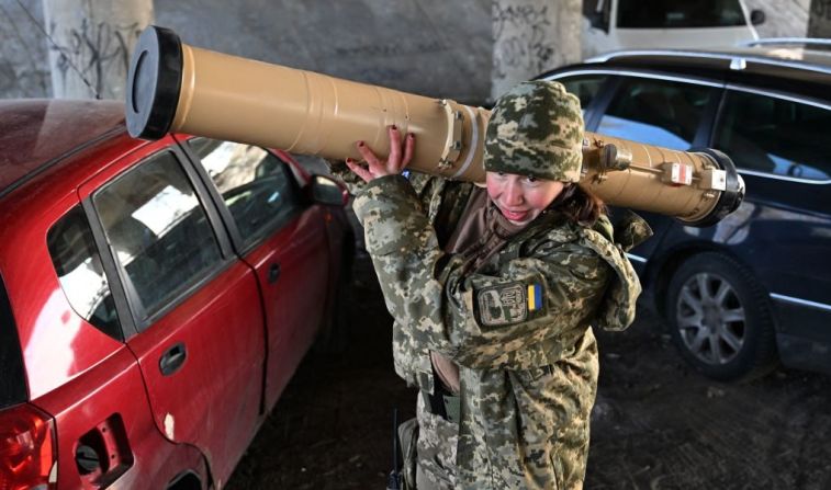 La soldado ucraniana y ex diputada del Parlamento ucraniano Tetyana Chornovil lleva un misil guiado antitanque de fabricación ucraniana al frente, cerca de Kyiv. Crédito:.