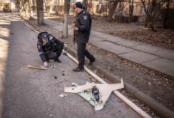 Agentes de la policía ucraniana inspeccionan un dron ruso derribado en Kyiv, el 22 de marzo de 2022.