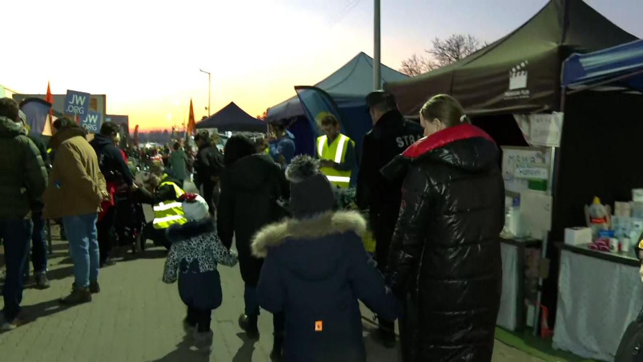 CNNE 1173428 - mira de la manera en que los refugiados llegan a polonia