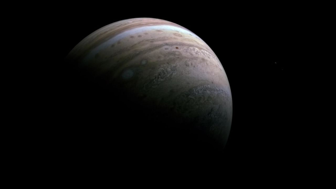 CNNE 1173524 - ¿puedes encontrar dos lunas de jupiter en esta imagen?