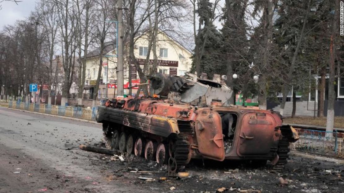 Un vehículo blindado de transporte de personal destruido se ve en Makariv el 4 de marzo.